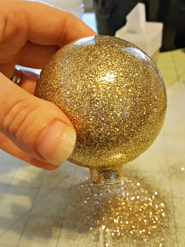 making a gold glitter ornament
