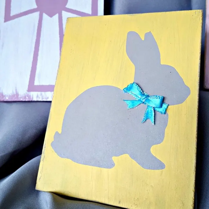 DIY Easter wood sign table decor