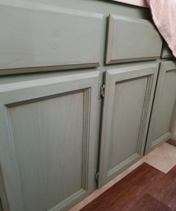 how to chalk paint cabinets