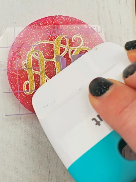how to make resin keychains with vinyl