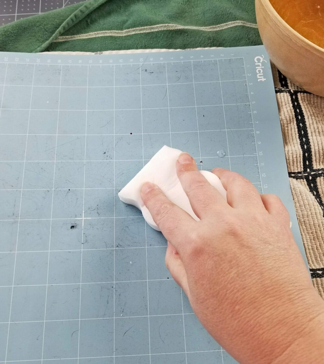cleaning cricut mat with magic eraser